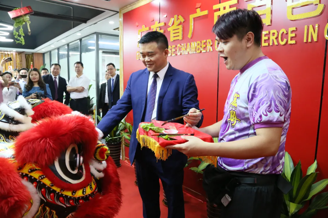 暨巨人園集團(tuán)董事長(zhǎng)李俊鋒先生榮任廣東省百色商會(huì)執(zhí)行會(huì)長(zhǎng)(圖6)